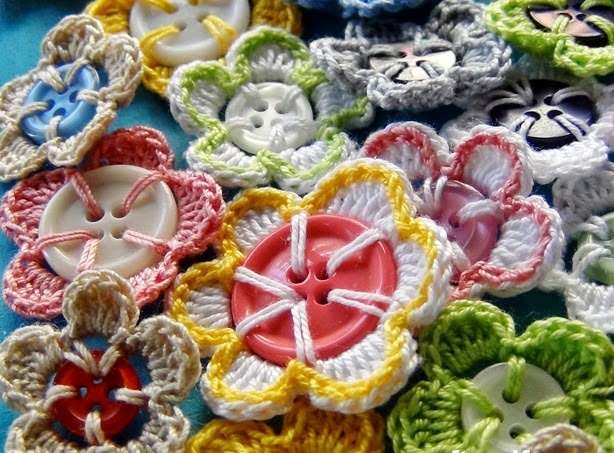 renkli düğmelerle çiçek motifleri